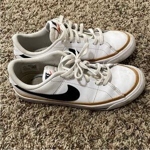 Nike legacy court low tops